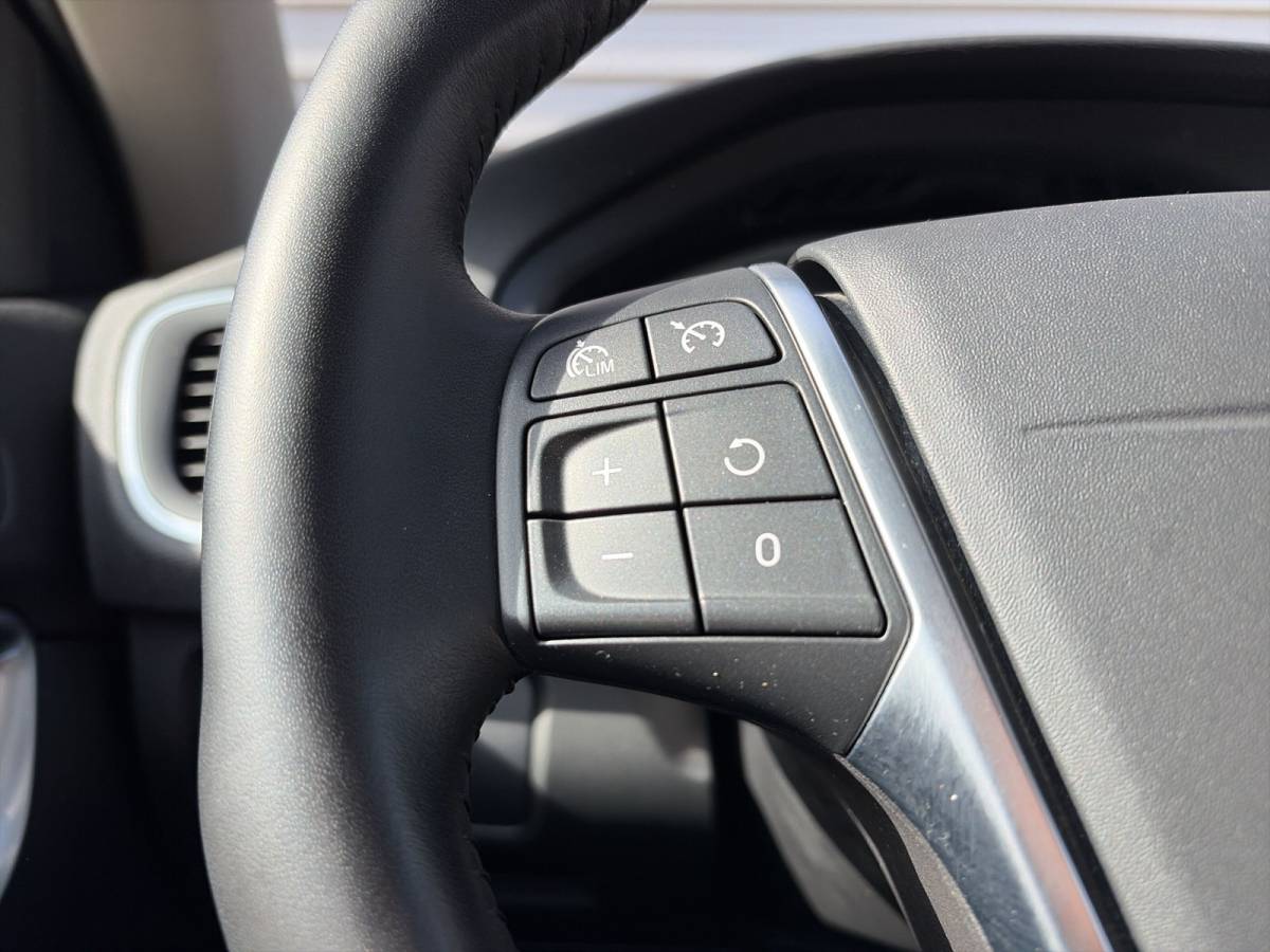 Volvo V40 Volvo V40 2.0 T3 Nordic+ / afneembare trekhaak / 17″ Velgen / Voorruit verwarming /
