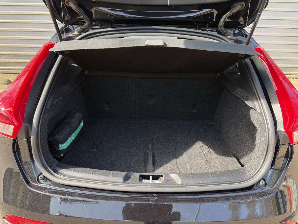 Volvo V40 Volvo V40 2.0 T3 Nordic+ / afneembare trekhaak / 17″ Velgen / Voorruit verwarming /