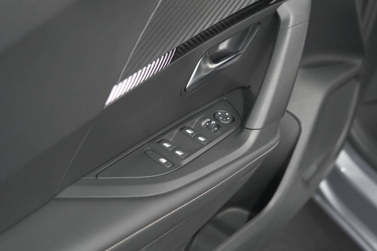 Peugeot 2008 Peugeot 2008 1.2 Hybrid 145 Allure | 360 Camera | Adaptieve Cruise Control | Dodehoekdetectie | Apple Carplay
