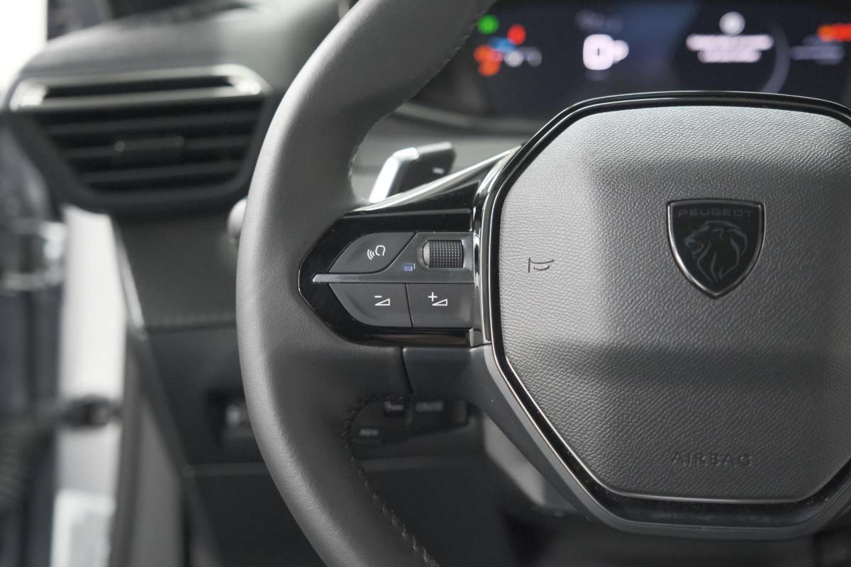 Peugeot 2008 Peugeot 2008 1.2 Hybrid 145 Allure | 360 Camera | Adaptieve Cruise Control | Dodehoekdetectie | Apple Carplay