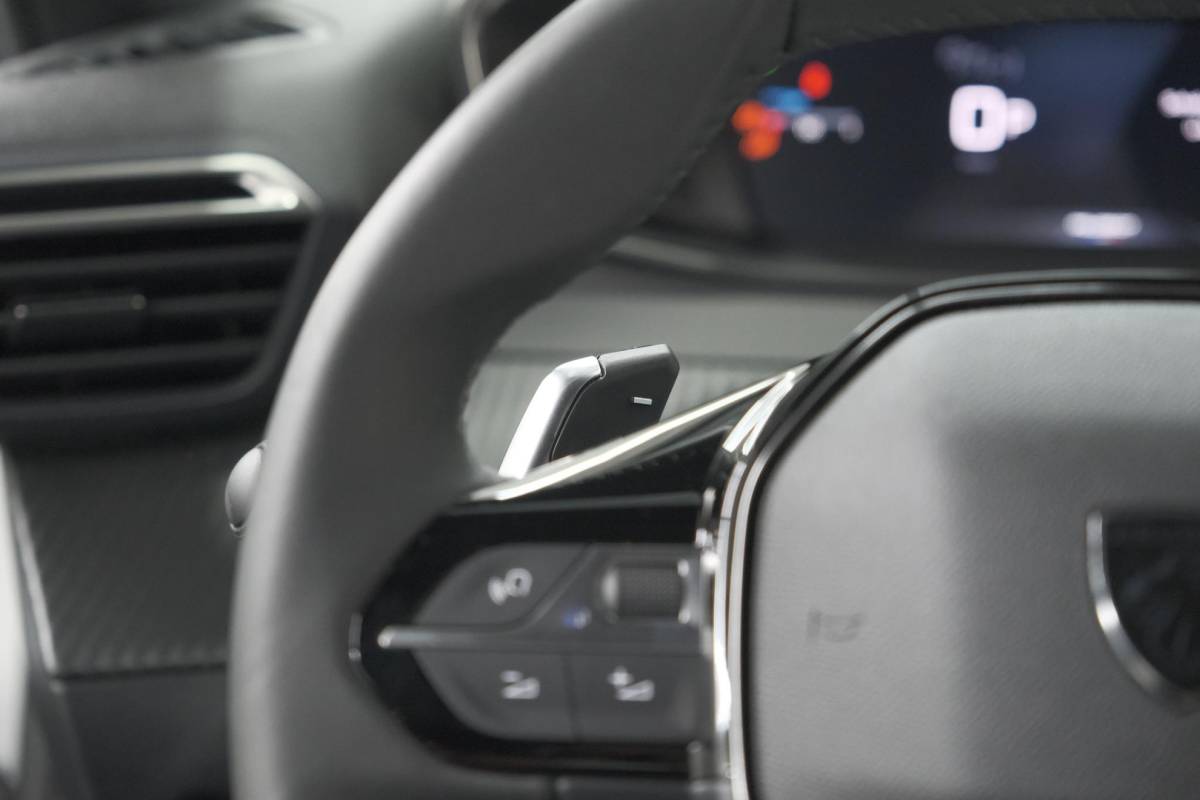 Peugeot 2008 Peugeot 2008 1.2 Hybrid 145 Allure | 360 Camera | Adaptieve Cruise Control | Dodehoekdetectie | Apple Carplay