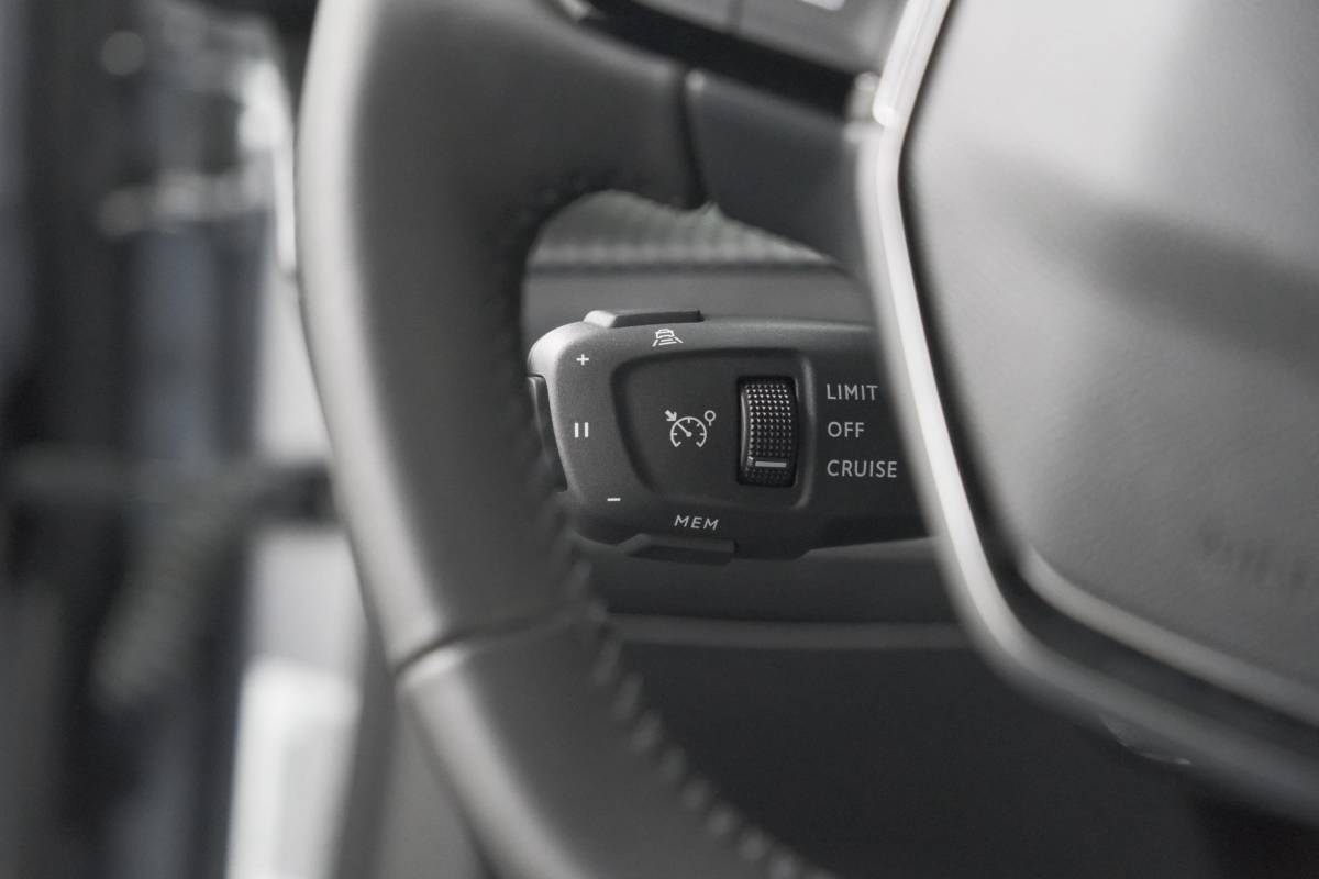 Peugeot 2008 Peugeot 2008 1.2 Hybrid 145 Allure | 360 Camera | Adaptieve Cruise Control | Dodehoekdetectie | Apple Carplay