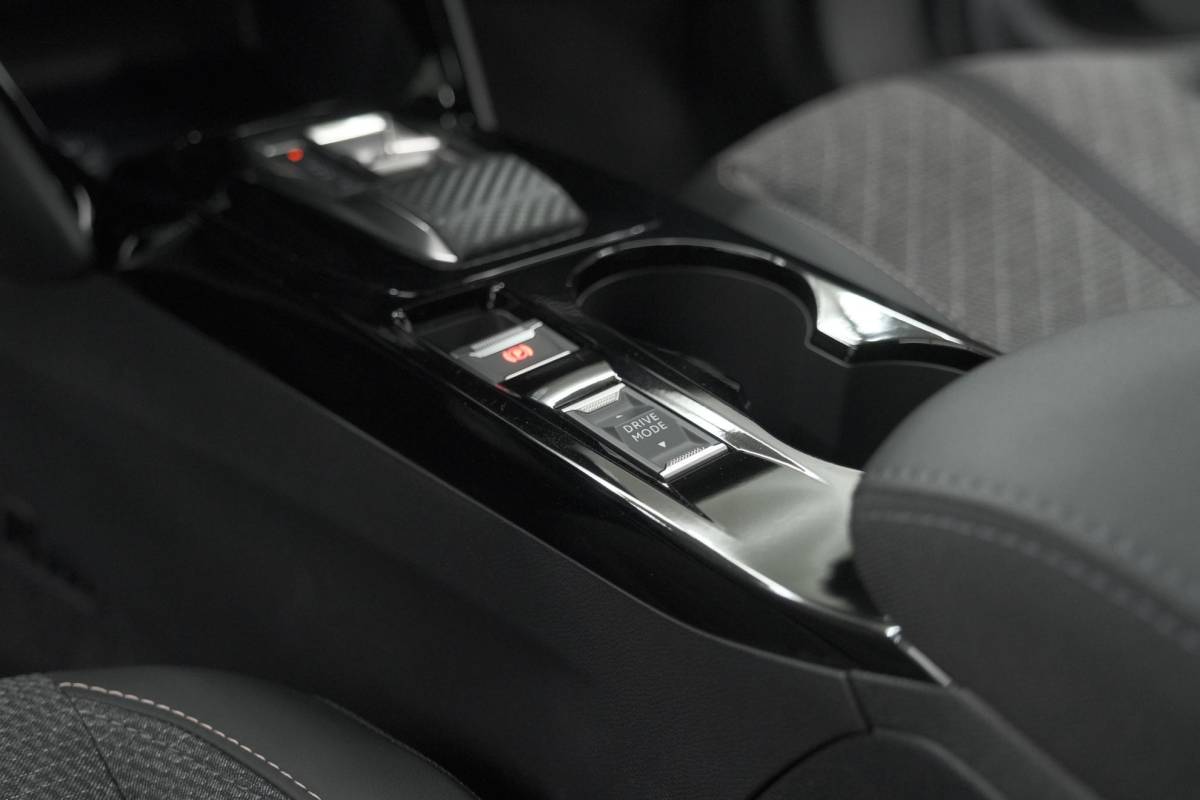 Peugeot 2008 Peugeot 2008 1.2 Hybrid 145 Allure | 360 Camera | Adaptieve Cruise Control | Dodehoekdetectie | Apple Carplay