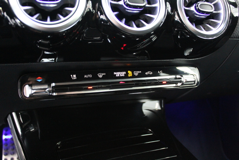 Mercedes-Benz CLA Mercedes-Benz CLA-klasse 180 AMG Line 136PK, SFEERVERLICHTING | STUUR/STOELVERWARMING | MBUX | LED