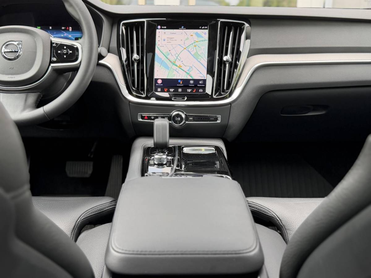 Volvo S60 Volvo S60 2.0 Recharge T8 AWD 455PK Plus Bright |Schuif/kantel dak|H/K|360Cam|AutoPilot