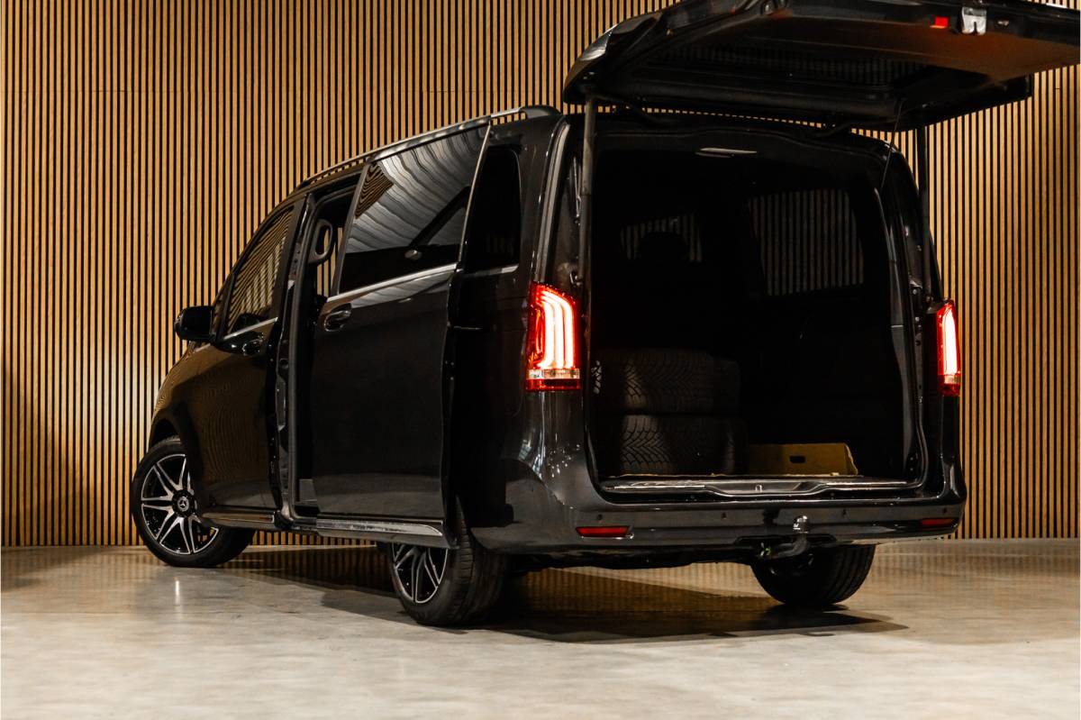 Mercedes-Benz V-Klasse Mercedes-Benz V-Klasse 300d DC  | AMG | 4-Matic | 360 Camera | Stoelventilatie | CarPlay | Navigatie | Lederen bekleding | Elek schuifdeuren | LED koplampen | Elek achterklep | DAB | V300 | V300d | Nieuwe APK | Dealer onderhouden