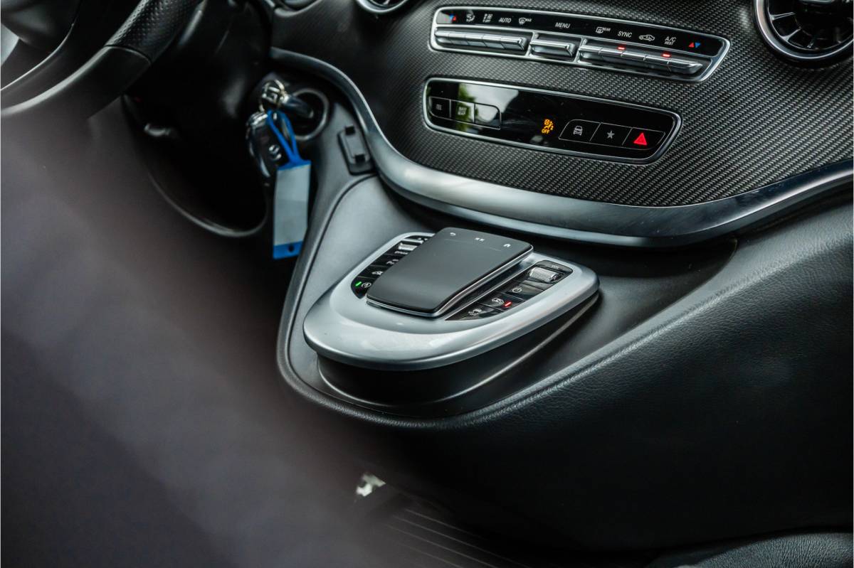 Mercedes-Benz V-Klasse Mercedes-Benz V-Klasse 300d DC  | AMG | 4-Matic | 360 Camera | Stoelventilatie | CarPlay | Navigatie | Lederen bekleding | Elek schuifdeuren | LED koplampen | Elek achterklep | DAB | V300 | V300d | Nieuwe APK | Dealer onderhouden