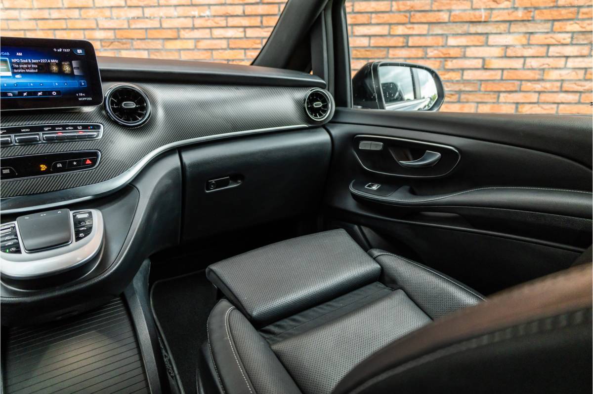 Mercedes-Benz V-Klasse Mercedes-Benz V-Klasse 300d DC  | AMG | 4-Matic | 360 Camera | Stoelventilatie | CarPlay | Navigatie | Lederen bekleding | Elek schuifdeuren | LED koplampen | Elek achterklep | DAB | V300 | V300d | Nieuwe APK | Dealer onderhouden