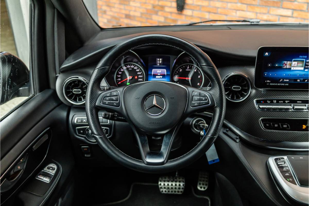 Mercedes-Benz V-Klasse Mercedes-Benz V-Klasse 300d DC  | AMG | 4-Matic | 360 Camera | Stoelventilatie | CarPlay | Navigatie | Lederen bekleding | Elek schuifdeuren | LED koplampen | Elek achterklep | DAB | V300 | V300d | Nieuwe APK | Dealer onderhouden