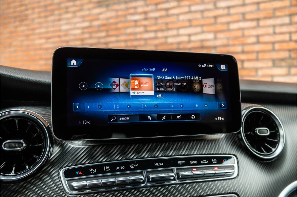 Mercedes-Benz V-Klasse Mercedes-Benz V-Klasse 300d DC  | AMG | 4-Matic | 360 Camera | Stoelventilatie | CarPlay | Navigatie | Lederen bekleding | Elek schuifdeuren | LED koplampen | Elek achterklep | DAB | V300 | V300d | Nieuwe APK | Dealer onderhouden