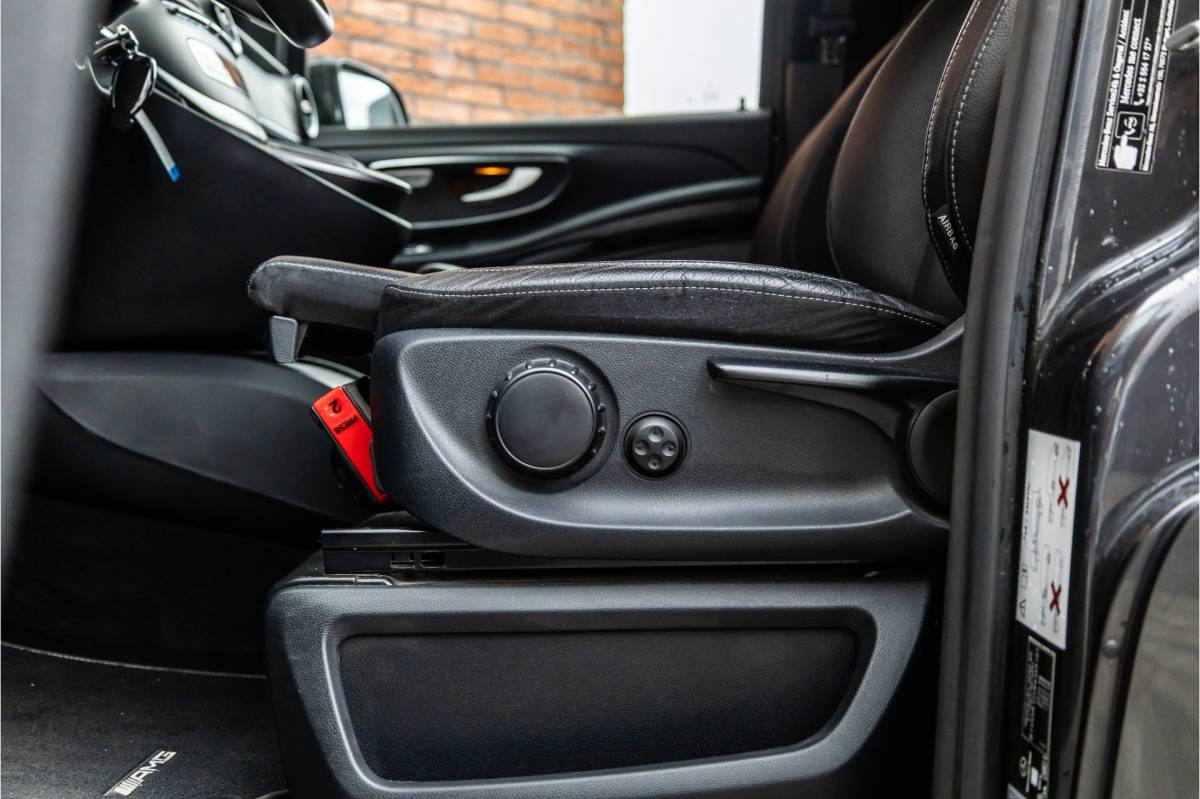 Mercedes-Benz V-Klasse Mercedes-Benz V-Klasse 300d DC  | AMG | 4-Matic | 360 Camera | Stoelventilatie | CarPlay | Navigatie | Lederen bekleding | Elek schuifdeuren | LED koplampen | Elek achterklep | DAB | V300 | V300d | Nieuwe APK | Dealer onderhouden