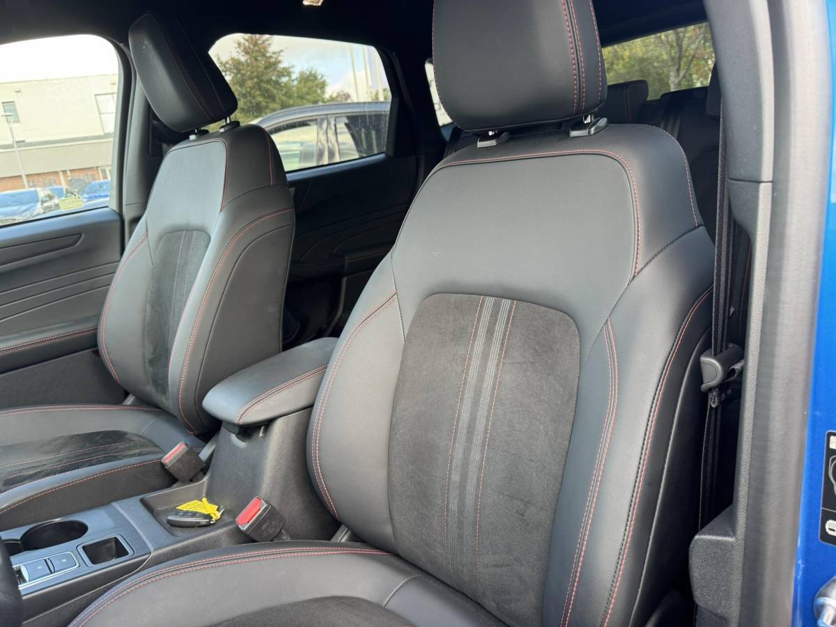 Ford Kuga Ford Kuga 2.5 PHEV ST-Line X 243pk | Driver Assistance Pack | Winterpack | Panoramadak | All Weather banden