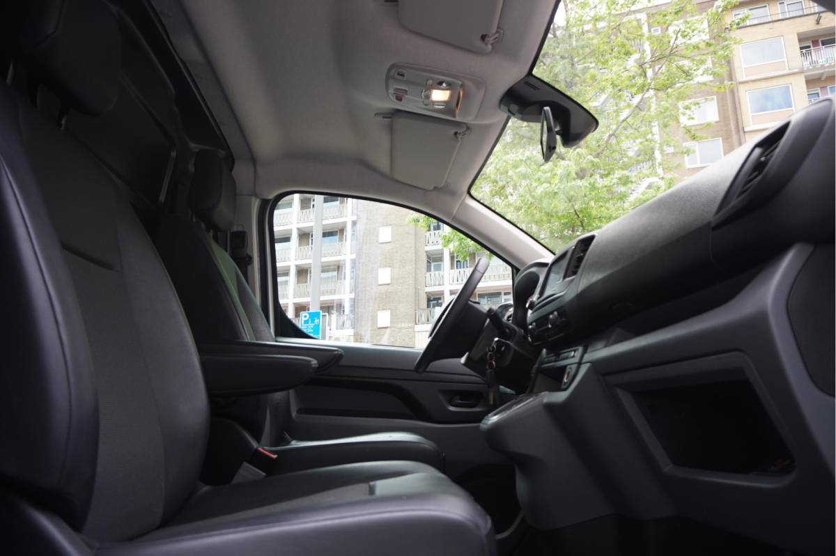 Opel Vivaro-e Opel Vivaro-e L3H1 Innovation 75 kWh | 5/26 beurt | SOH 92% | Dodehoek | HUD | Apple | Camera | PDC v+a | Navi | Opel dealer onderhouden