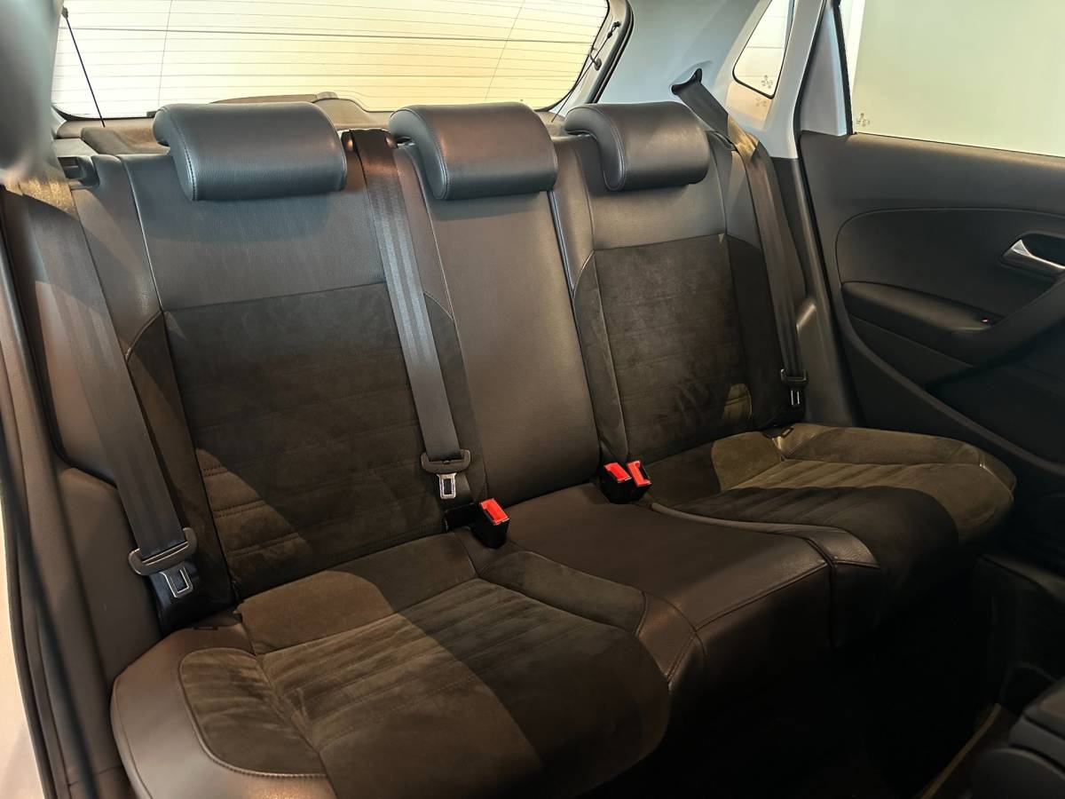 Volkswagen Polo Volkswagen Polo 1.2 TSI 16v AUTOMAAT 5-DRS CROSS|AIRCO|STOELVERWARMING|NAVIGATIE|CRUISECONTROL|LM-VELG|ALCANTARA|nwe APK+OH-BEURT