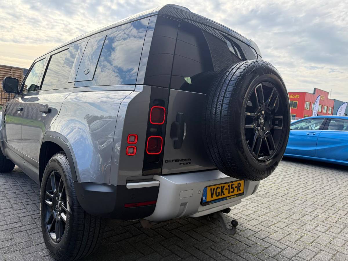 Land Rover Defender Land Rover Defender 2.0 D240 110 S | 3/6/12MND GARANTIE | GRIJSKENTEKEN| PANO | CRUISE | LED | CARPLAY | DAB | NAVI | LMV |