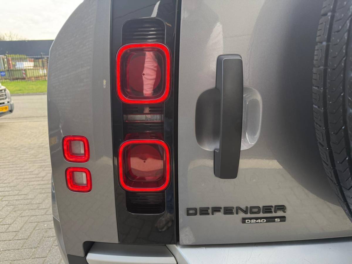 Land Rover Defender Land Rover Defender 2.0 D240 110 S | 3/6/12MND GARANTIE | GRIJSKENTEKEN| PANO | CRUISE | LED | CARPLAY | DAB | NAVI | LMV |