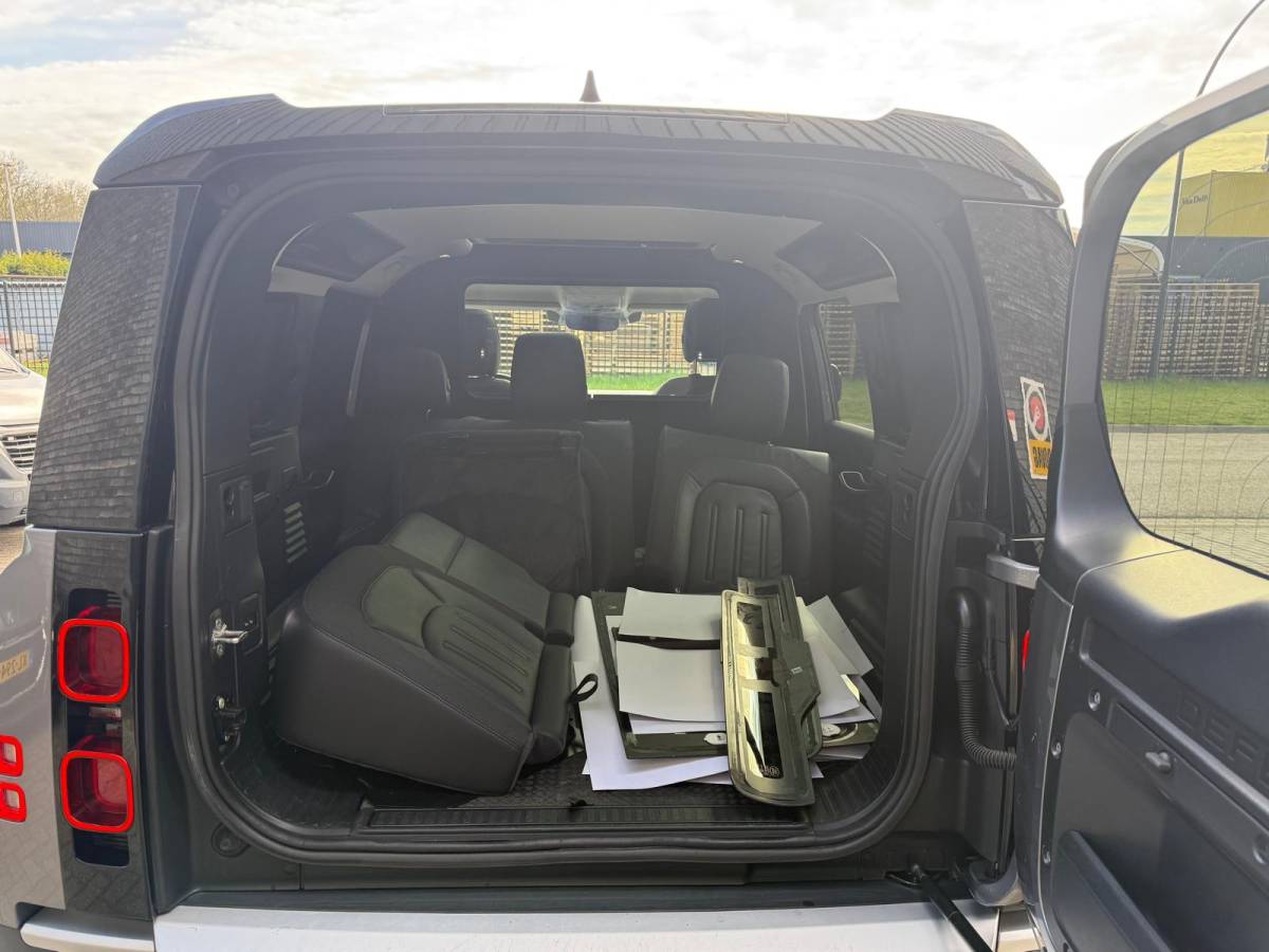 Land Rover Defender Land Rover Defender 2.0 D240 110 S | 3/6/12MND GARANTIE | GRIJSKENTEKEN| PANO | CRUISE | LED | CARPLAY | DAB | NAVI | LMV |
