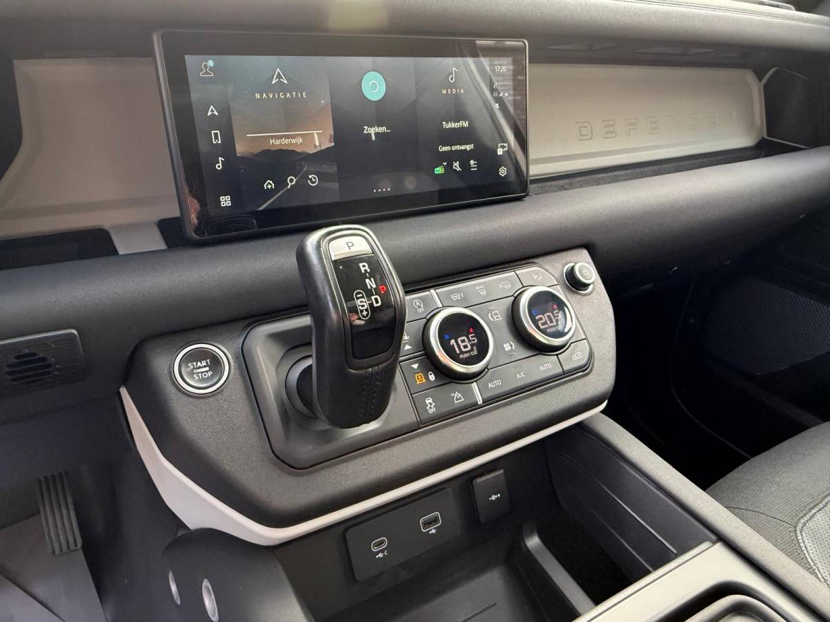 Land Rover Defender Land Rover Defender 2.0 D240 110 S | 3/6/12MND GARANTIE | GRIJSKENTEKEN| PANO | CRUISE | LED | CARPLAY | DAB | NAVI | LMV |
