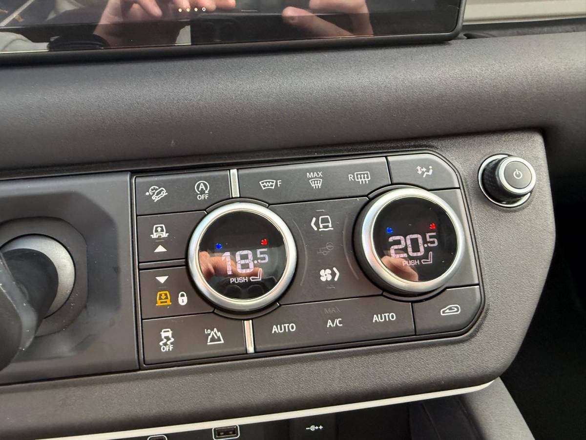 Land Rover Defender Land Rover Defender 2.0 D240 110 S | 3/6/12MND GARANTIE | GRIJSKENTEKEN| PANO | CRUISE | LED | CARPLAY | DAB | NAVI | LMV |