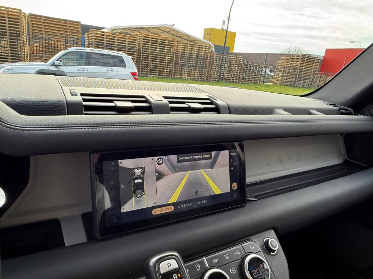 Land Rover Defender Land Rover Defender 2.0 D240 110 S | 3/6/12MND GARANTIE | GRIJSKENTEKEN| PANO | CRUISE | LED | CARPLAY | DAB | NAVI | LMV |