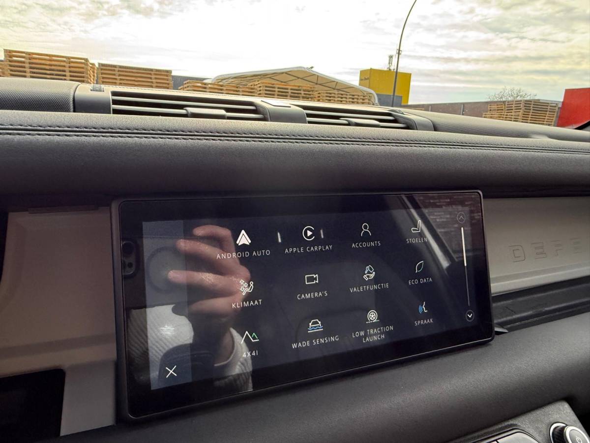 Land Rover Defender Land Rover Defender 2.0 D240 110 S | 3/6/12MND GARANTIE | GRIJSKENTEKEN| PANO | CRUISE | LED | CARPLAY | DAB | NAVI | LMV |