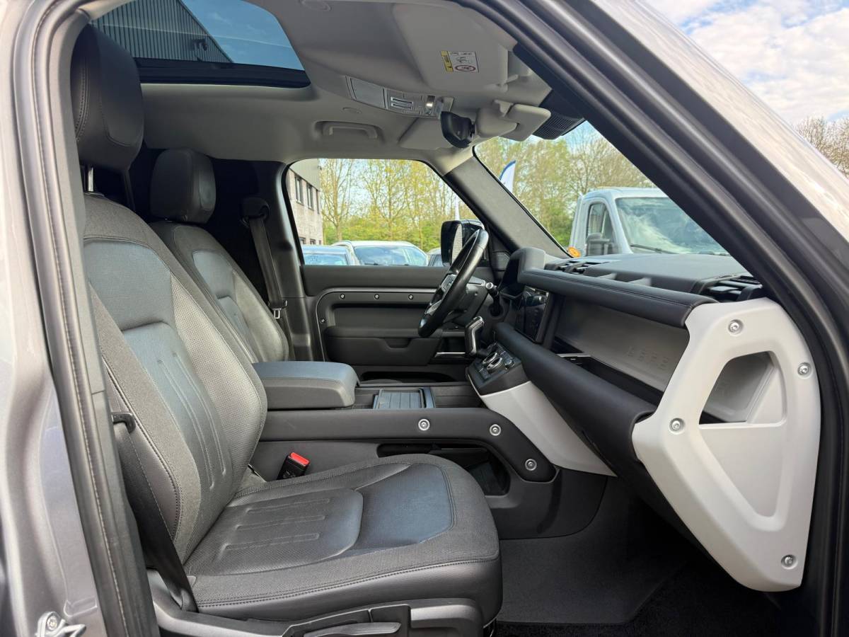 Land Rover Defender Land Rover Defender 2.0 D240 110 S | 3/6/12MND GARANTIE | GRIJSKENTEKEN| PANO | CRUISE | LED | CARPLAY | DAB | NAVI | LMV |