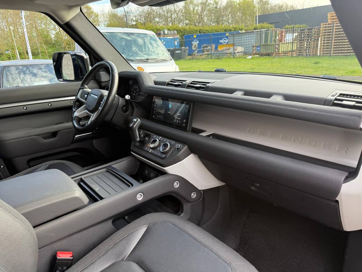 Land Rover Defender Land Rover Defender 2.0 D240 110 S | 3/6/12MND GARANTIE | GRIJSKENTEKEN| PANO | CRUISE | LED | CARPLAY | DAB | NAVI | LMV |