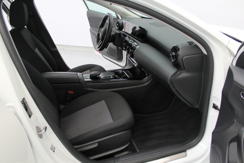 Mercedes-Benz A-Klasse Mercedes-Benz A-klasse 200 Premium Plus 164PK, RIJKLAAR | AUTOMAAT | 18″LM-VELGEN | STOELVERWARMING | NAVIGATIE | CRUISE