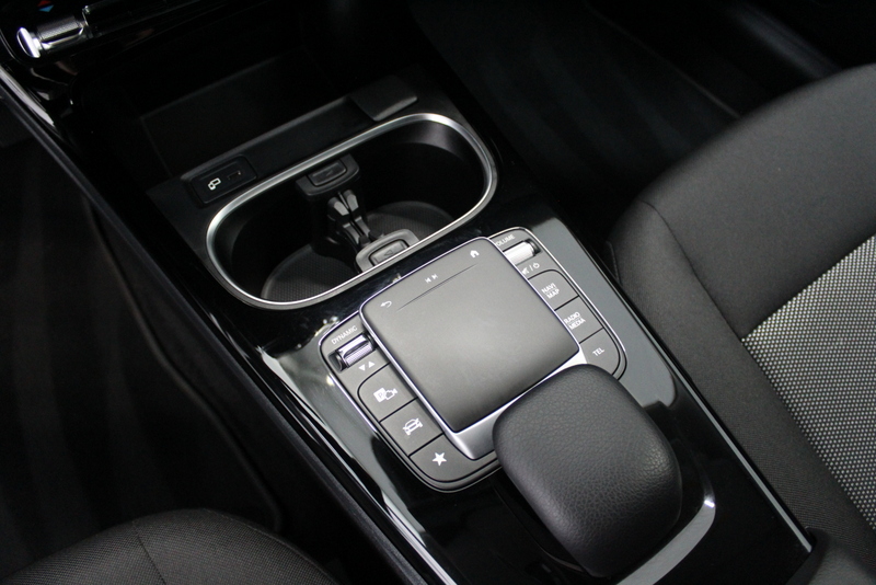 Mercedes-Benz A-Klasse Mercedes-Benz A-klasse 200 Premium Plus 164PK, RIJKLAAR | AUTOMAAT | 18″LM-VELGEN | STOELVERWARMING | NAVIGATIE | CRUISE