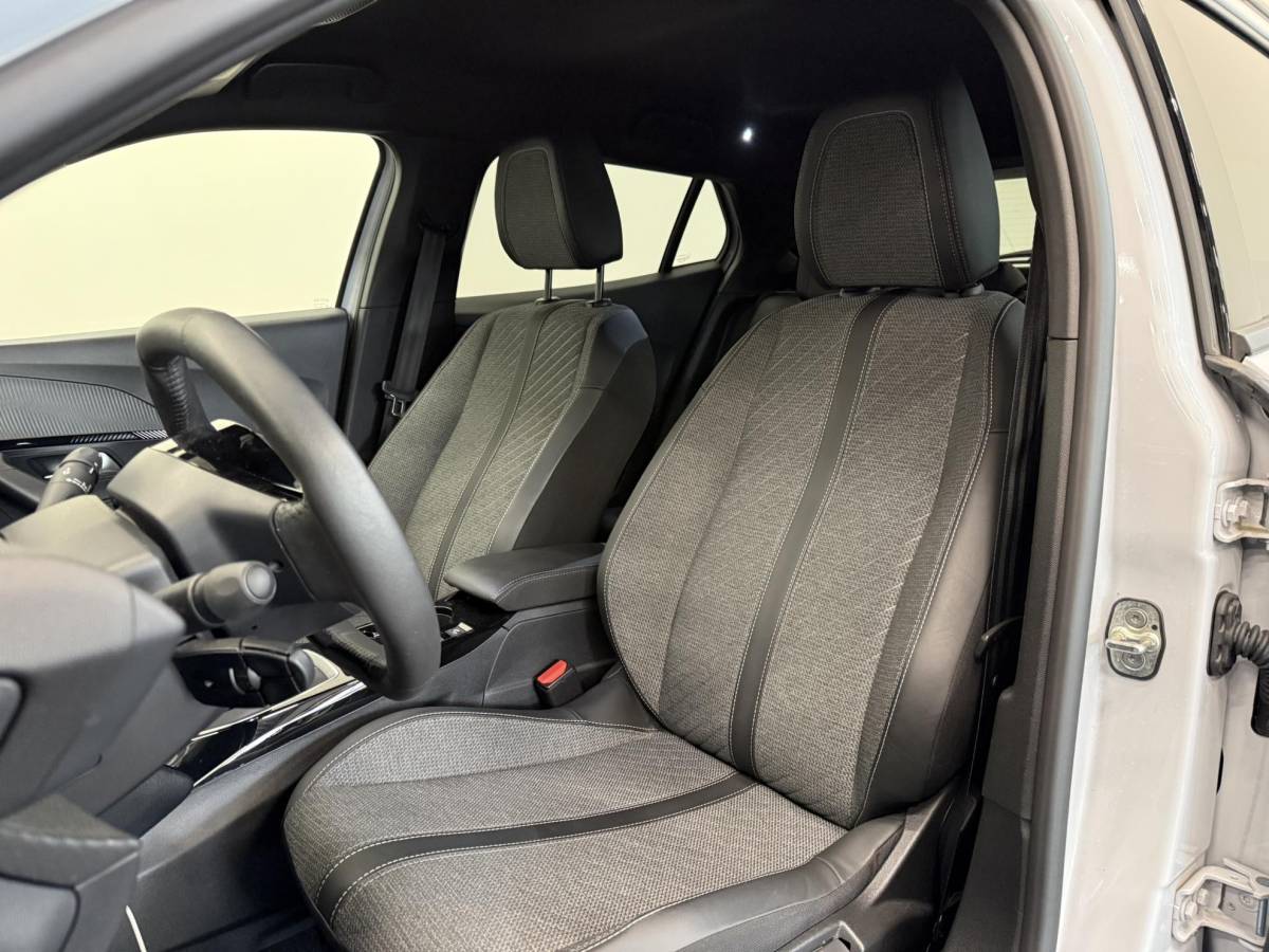 Peugeot 2008 Peugeot 2008 1.2 PureTech 100 Allure Navigatie Apple Carplay/Android Auto Parkeersensoren Cruise Control Full LED Virtual Cockpit Climate Control Lichtmetalen velgen