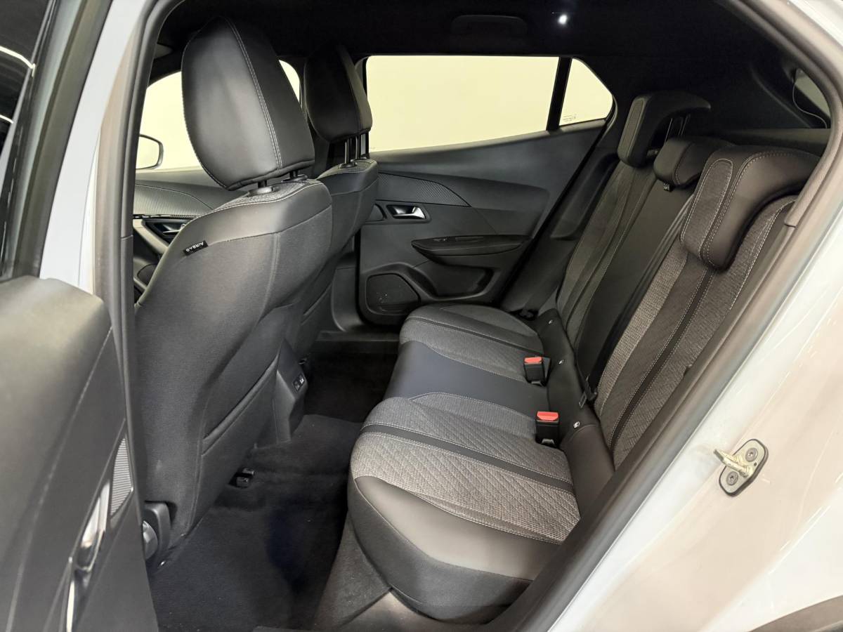 Peugeot 2008 Peugeot 2008 1.2 PureTech 100 Allure Navigatie Apple Carplay/Android Auto Parkeersensoren Cruise Control Full LED Virtual Cockpit Climate Control Lichtmetalen velgen