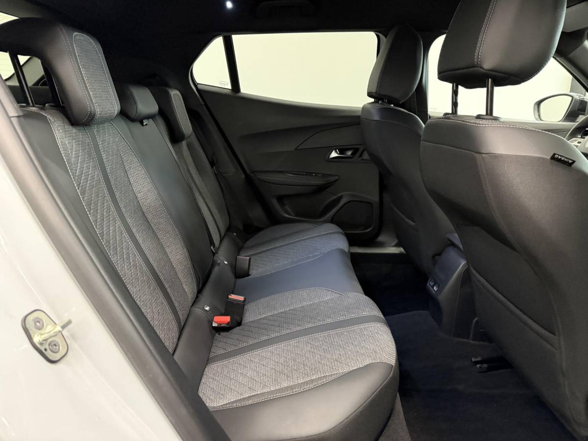 Peugeot 2008 Peugeot 2008 1.2 PureTech 100 Allure Navigatie Apple Carplay/Android Auto Parkeersensoren Cruise Control Full LED Virtual Cockpit Climate Control Lichtmetalen velgen