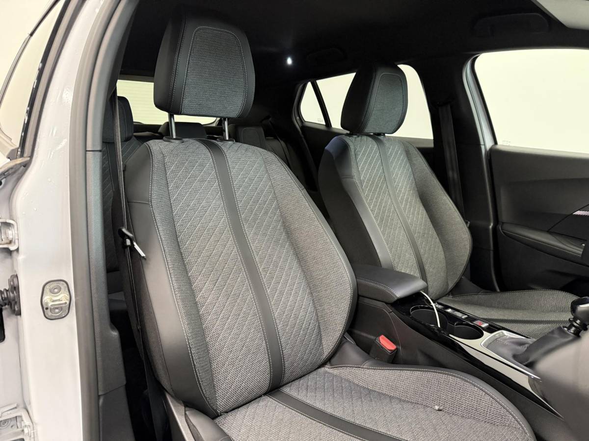Peugeot 2008 Peugeot 2008 1.2 PureTech 100 Allure Navigatie Apple Carplay/Android Auto Parkeersensoren Cruise Control Full LED Virtual Cockpit Climate Control Lichtmetalen velgen