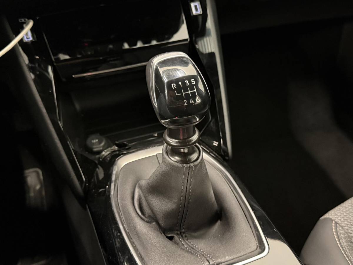 Peugeot 2008 Peugeot 2008 1.2 PureTech 100 Allure Navigatie Apple Carplay/Android Auto Parkeersensoren Cruise Control Full LED Virtual Cockpit Climate Control Lichtmetalen velgen