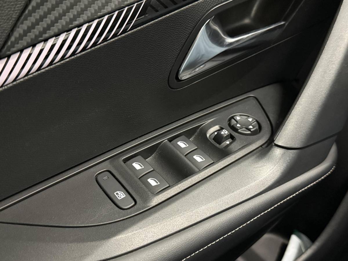 Peugeot 2008 Peugeot 2008 1.2 PureTech 100 Allure Navigatie Apple Carplay/Android Auto Parkeersensoren Cruise Control Full LED Virtual Cockpit Climate Control Lichtmetalen velgen