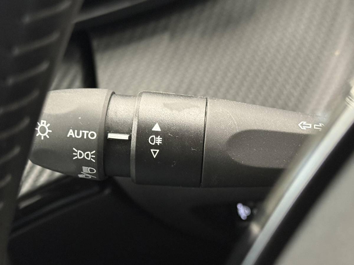 Peugeot 2008 Peugeot 2008 1.2 PureTech 100 Allure Navigatie Apple Carplay/Android Auto Parkeersensoren Cruise Control Full LED Virtual Cockpit Climate Control Lichtmetalen velgen