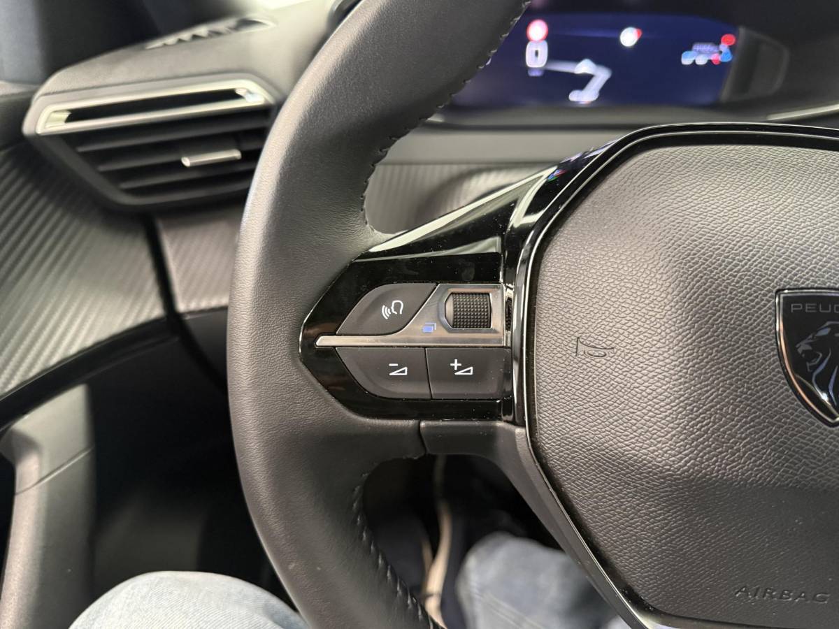 Peugeot 2008 Peugeot 2008 1.2 PureTech 100 Allure Navigatie Apple Carplay/Android Auto Parkeersensoren Cruise Control Full LED Virtual Cockpit Climate Control Lichtmetalen velgen