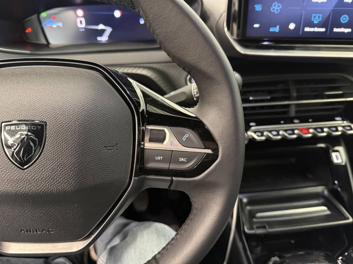 Peugeot 2008 Peugeot 2008 1.2 PureTech 100 Allure Navigatie Apple Carplay/Android Auto Parkeersensoren Cruise Control Full LED Virtual Cockpit Climate Control Lichtmetalen velgen