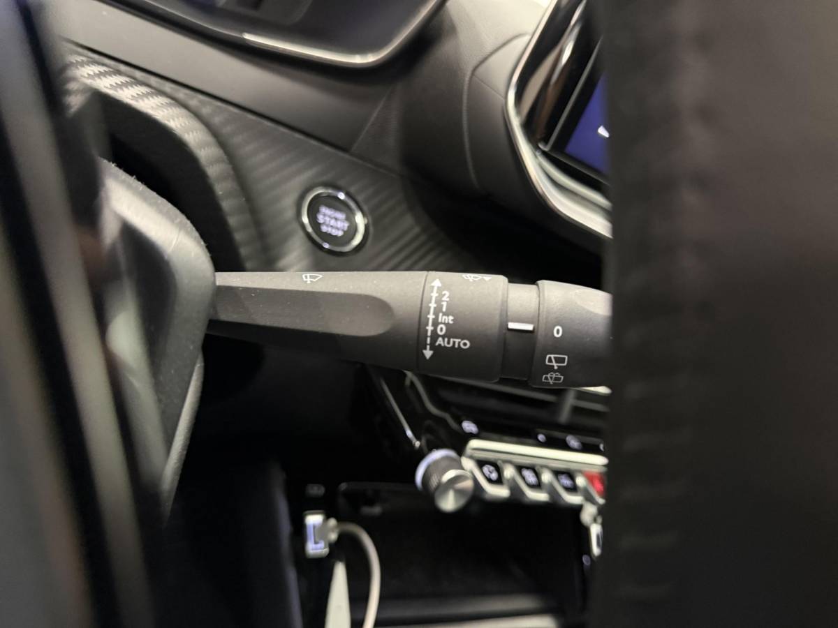 Peugeot 2008 Peugeot 2008 1.2 PureTech 100 Allure Navigatie Apple Carplay/Android Auto Parkeersensoren Cruise Control Full LED Virtual Cockpit Climate Control Lichtmetalen velgen
