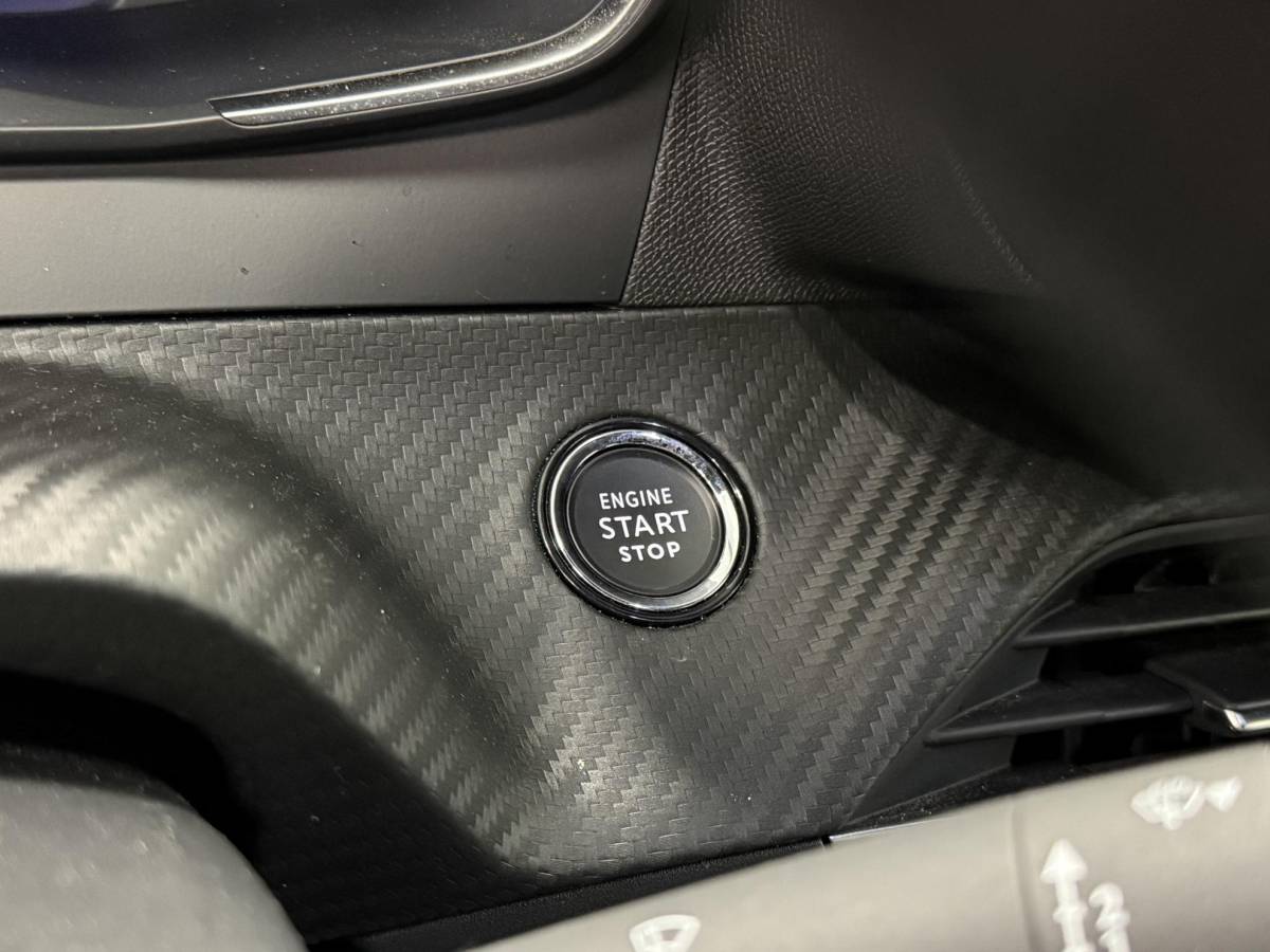 Peugeot 2008 Peugeot 2008 1.2 PureTech 100 Allure Navigatie Apple Carplay/Android Auto Parkeersensoren Cruise Control Full LED Virtual Cockpit Climate Control Lichtmetalen velgen