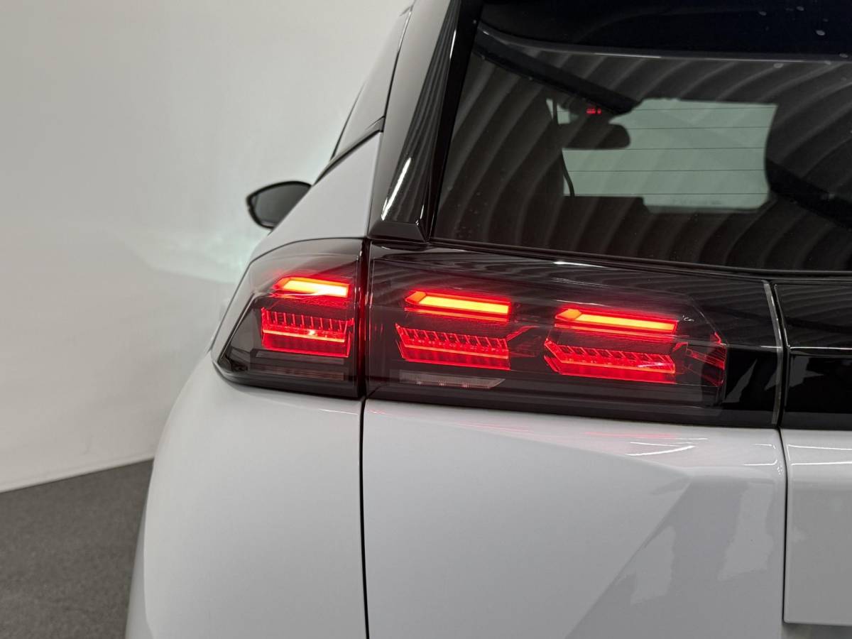 Peugeot 2008 Peugeot 2008 1.2 PureTech 100 Allure Navigatie Apple Carplay/Android Auto Parkeersensoren Cruise Control Full LED Virtual Cockpit Climate Control Lichtmetalen velgen