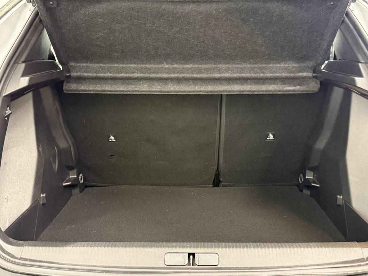 Peugeot 2008 Peugeot 2008 1.2 PureTech 100 Allure Navigatie Apple Carplay/Android Auto Parkeersensoren Cruise Control Full LED Virtual Cockpit Climate Control Lichtmetalen velgen