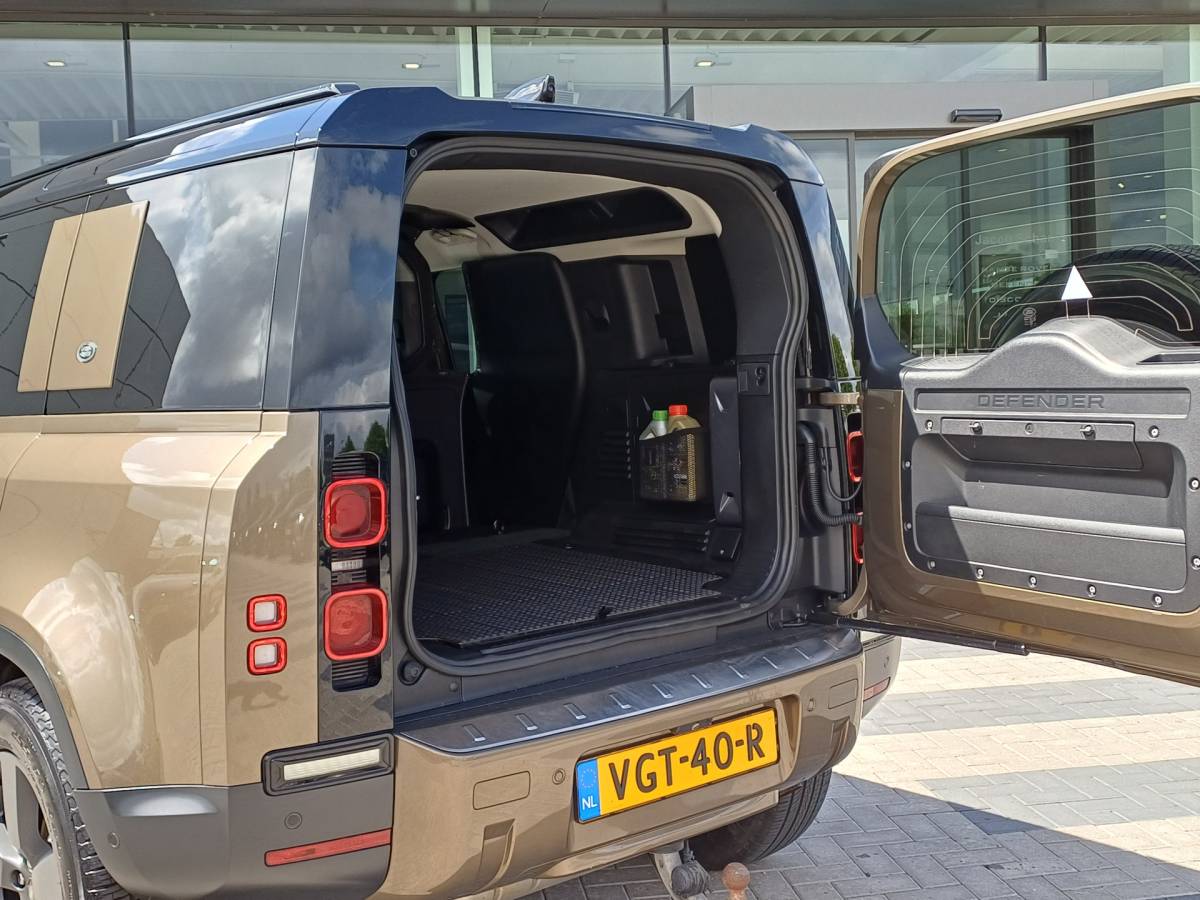 Land Rover Defender Land Rover Defender P400 6-cil. AWD 110 – First Edition | Nieuw door ons geleverd| Elektr. trekhaak tot 3.500kg | Panorama |
