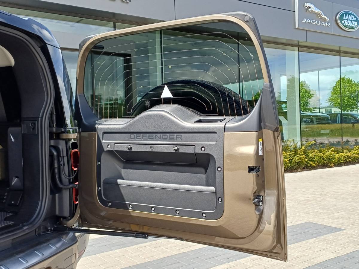 Land Rover Defender Land Rover Defender P400 6-cil. AWD 110 – First Edition | Nieuw door ons geleverd| Elektr. trekhaak tot 3.500kg | Panorama |