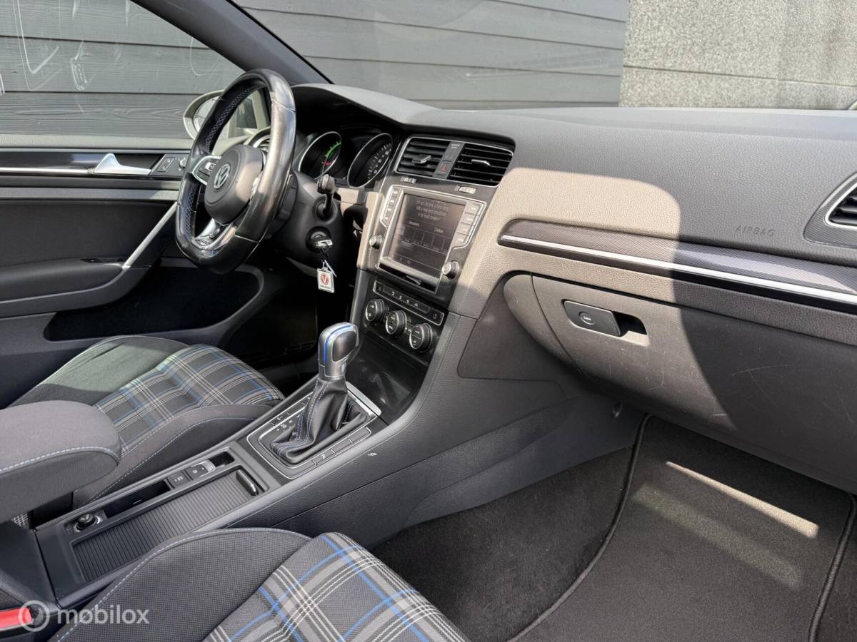 Volkswagen Golf Volkswagen Golf 1.4 TSI GTE Pano.dak/LED/Carplay/Trekhaak
