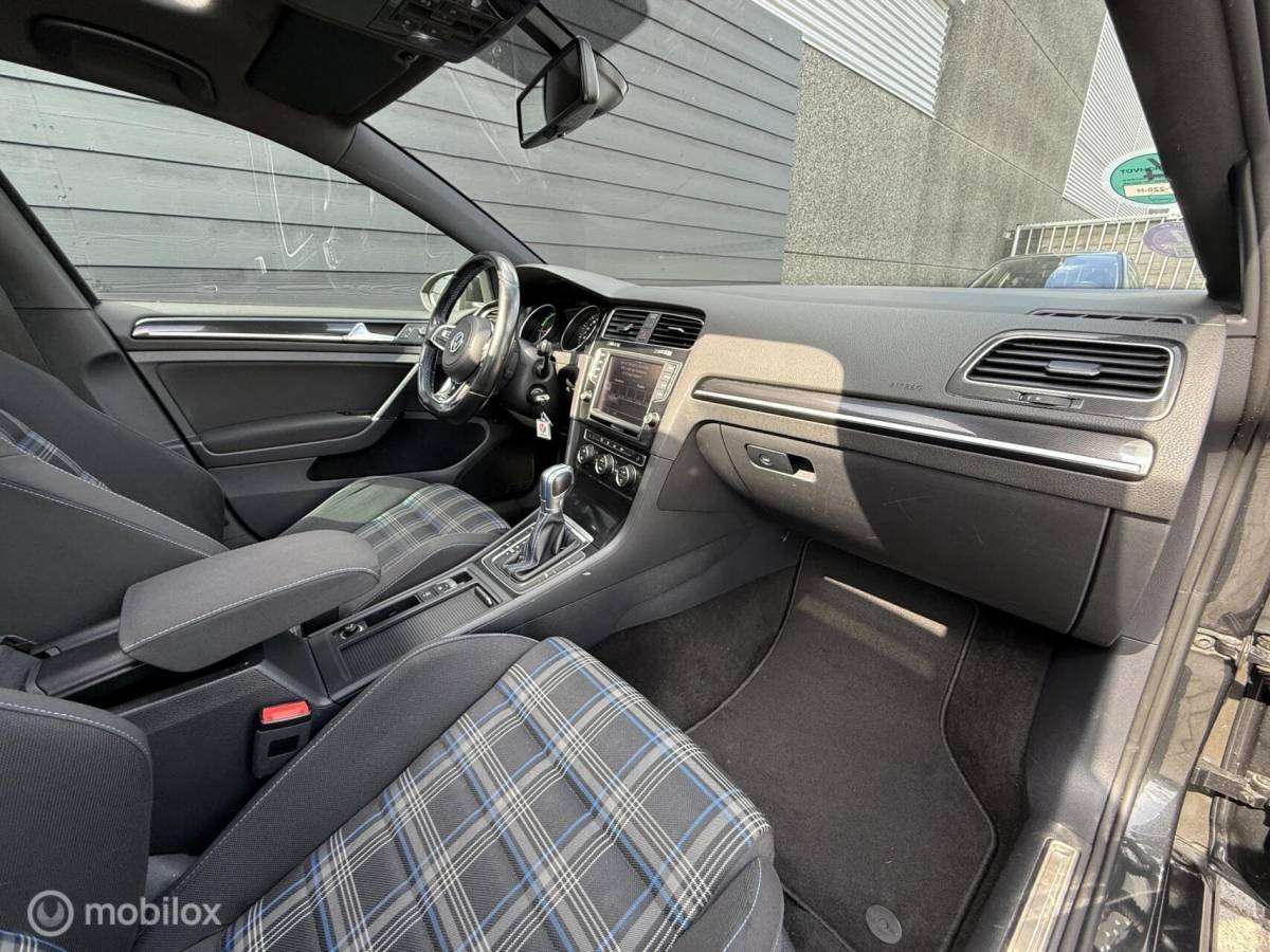 Volkswagen Golf Volkswagen Golf 1.4 TSI GTE Pano.dak/LED/Carplay/Trekhaak