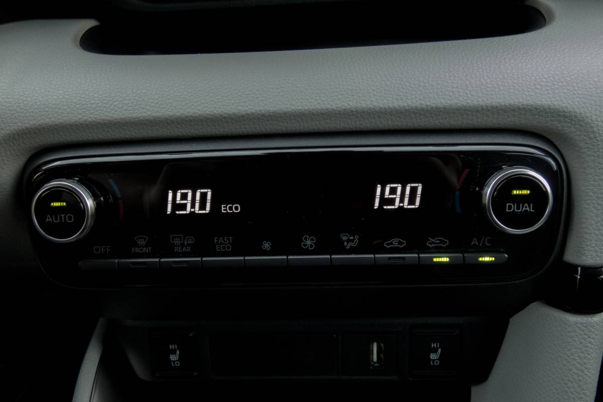 Toyota Yaris Toyota Yaris 1.5 Hybrid 115 First Edition | JBL | Head Up | ACC | Leder |