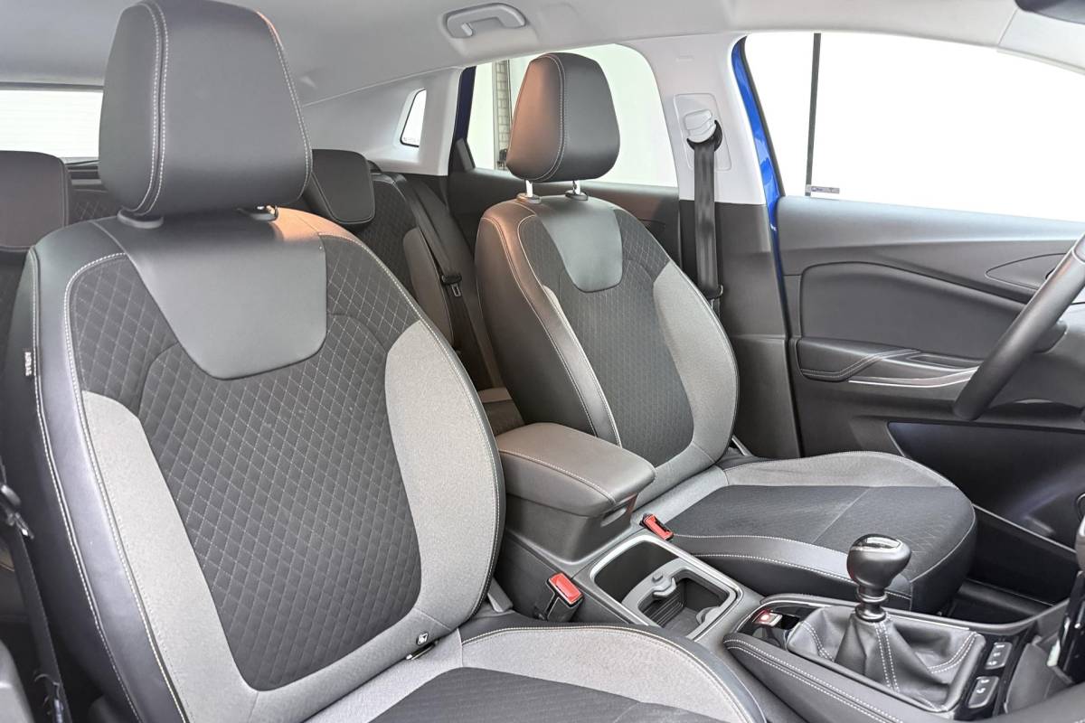 Opel Grandland X Opel Grandland X 1.2 Turbo Business Executive | Electrische achterklep | Navigatie | Camera | Half lederen bekleding | DAB radio | Apple Carplay | Extra getint glas