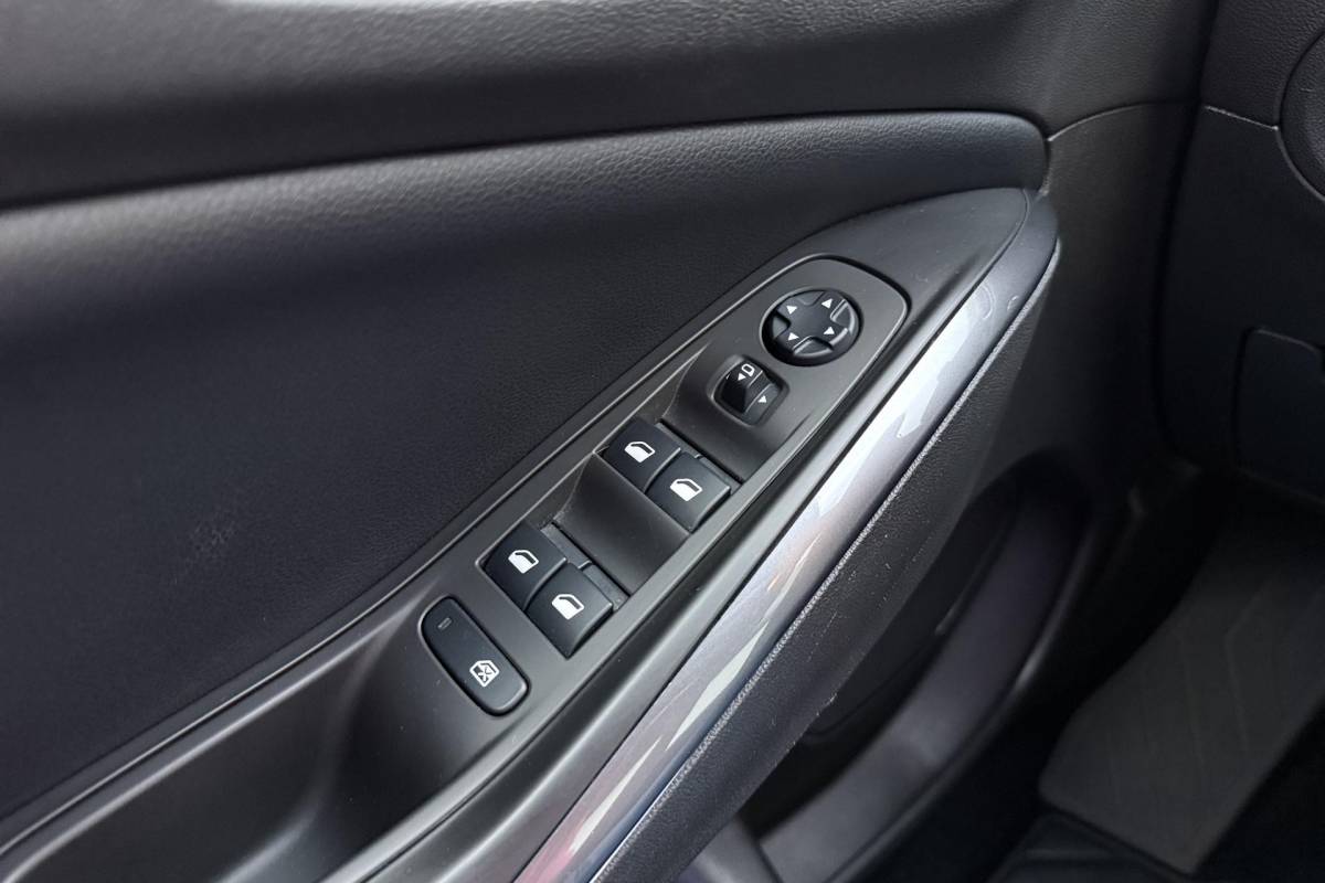 Opel Grandland X Opel Grandland X 1.2 Turbo Business Executive | Electrische achterklep | Navigatie | Camera | Half lederen bekleding | DAB radio | Apple Carplay | Extra getint glas