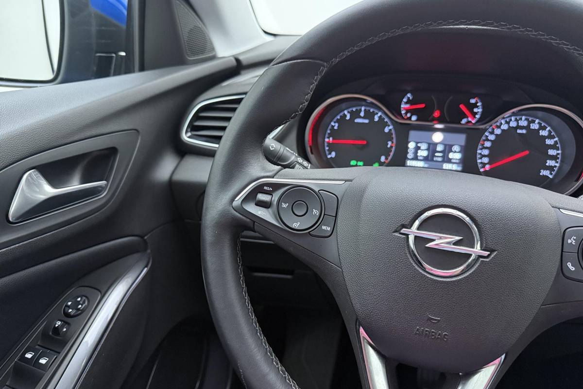 Opel Grandland X Opel Grandland X 1.2 Turbo Business Executive | Electrische achterklep | Navigatie | Camera | Half lederen bekleding | DAB radio | Apple Carplay | Extra getint glas